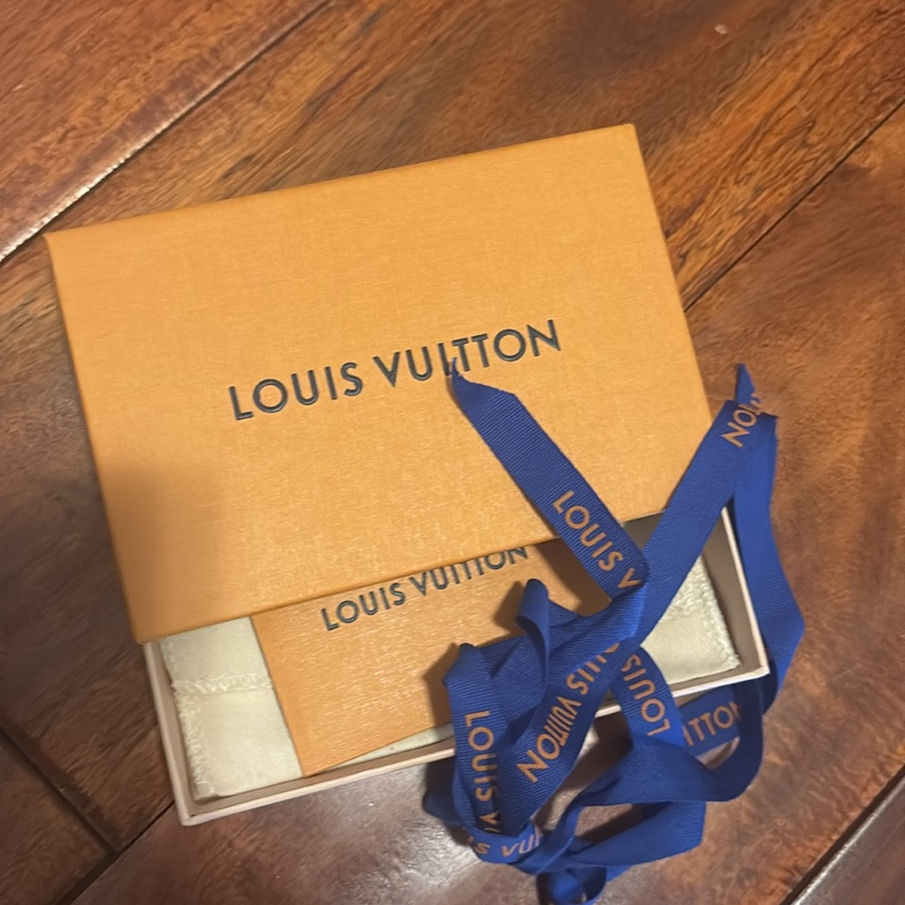 Louis Vuitton Gift Box with Duster - Picture 3 of 3